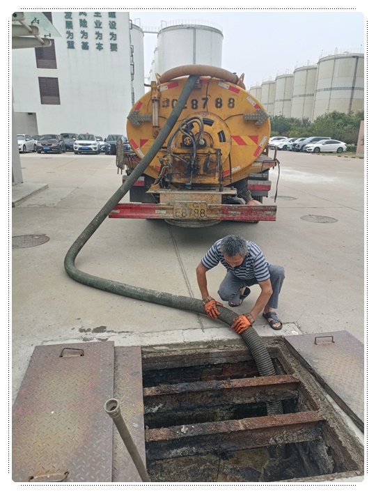 白茅湖农场隔油池清掏