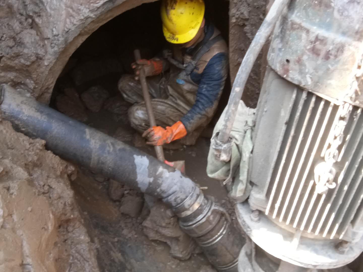 白茅湖农场管道清淤