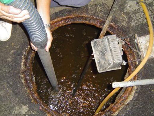 白茅湖农场隔油池清理