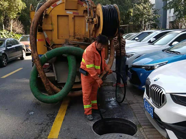 白茅湖农场排污管道清淤