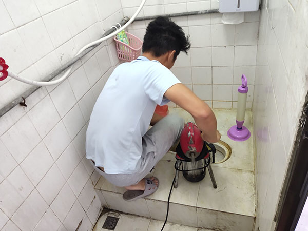 白茅湖农场管道堵塞冒臭气 专业师傅现场解决问题