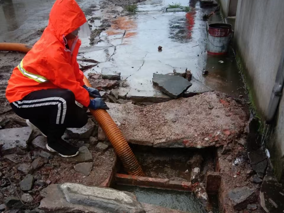 白茅湖农场专业清理污水池 炜誉市政以规范流程守护城市 “肠道”