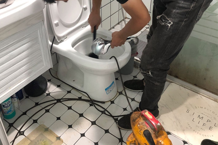 白茅湖农场马桶堵塞自己疏通还是找师傅?专业上门服务让你省时更省心