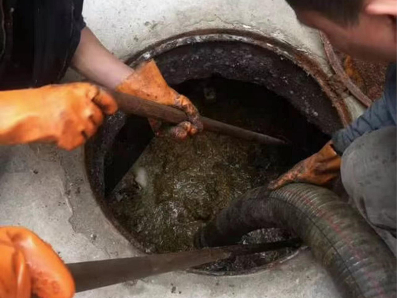 白茅湖农场清理化粪池时如何避免沼气的危害?